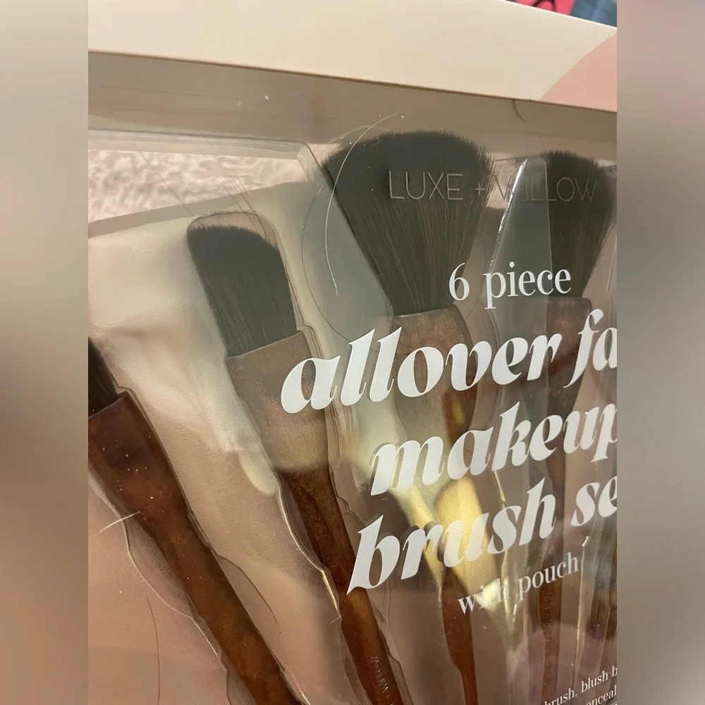 NWT Luxe & Willow 6 Piece Makeup Brush Set with Pouch